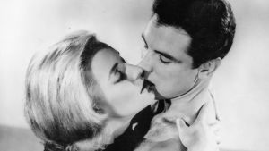 Kelly (Constance Towers) ja J. L. Grant (Michael Dante) syleilevät Samuel Fullerin elokuvassa Alaston suudelma