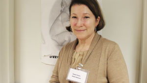Global Clinic behöver fler volontärer, berättar barnmorskan Patricia Clayhills-Siljama. patricia har en namnskult där det står global clinic, barnmorska