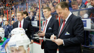 Lämsä på Ufabänken tillsammans med Westerlund och hjälptränaren Hannu Virta. Tomi Lämsä, Erkka Westerlund och Hannu Virta bakom spelarbänken.