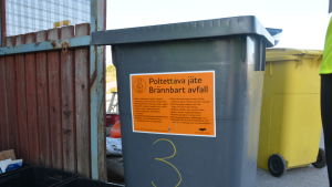 I avfallskärlet för brännbara sopor ska ingen metall. I avfallskärlet för brännbara sopor ska ingen metall.