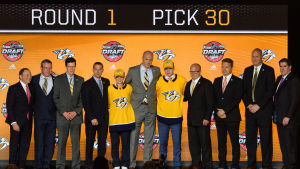 Eeli Tolvanen på scenen efter att ha draftats av Nashville Predators. Eeli Tolvanen på scenen efter att ha draftats av Nashville Predators.