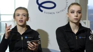 Emmi Peltonen och Viveca Lindfors är inte bästa vänner, direkt. Emmi Peltonen och Viveca Lindfors under en presskonferens.