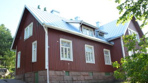 Barn i Gumbostrands skola blir utan skolskjuts. rött skolhus en sommarmorgon