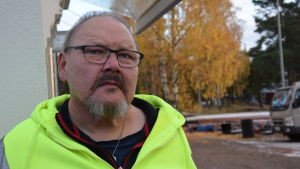 Rörmästare Tom Wikström säger att många faktorer påverkar hur mycket rör som staden kan sanera varje år. Behovet är större än vad som är möjligt att förverkliga. Rörmästare Tom Wikström i Hangö