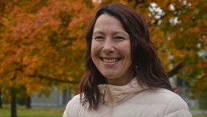 Ann-Sofi Backgren hoppas andra kan dra lärdom av Närpes. Ann-Sofi Backgren ler mot kameran med höstlöv i bakgrunden.