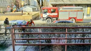 En dam rullas på bår till ambulansen. Också räddningstjänsten kallades till platsen för säkerhets skull. En äldre dam förs bort med ambulans i samband med ett sjukdomsfall i början av coronaepidemin i Tallinn.