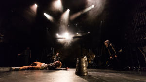 Fleming-Lemminkäinen tar sig "eeppiset kännit". Foto från Lemminkäinen på Nationalteatern.