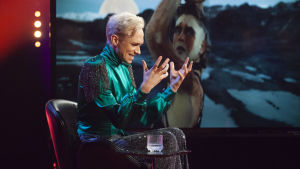 Här analyserar Christoffer Strandberg Islands kontroversiella bidrag. Chrsitoffer Strandberg lyssnar på Islands kontroversiella Eurovisionsbidrag