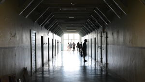 I ett slutet fängelse vistas barn under två år med sina mammor på familjeavdelningen, eftersom det kan vara farligt för dem att hålla till i korridorerna med övriga interner. Cellkorridoren på gamla länsfängelset i Åbo under utställningen Valtio+.