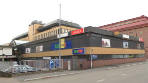 Till vänster i bild ser man infarten till den parkeringshall som finns under Nimbuskvarteret. Nimbushuset i Borgå.