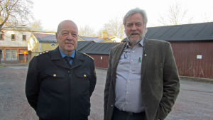 Stig Granström och Mårten Johansson ser på saken ur olika synvinklar. Brandschef Stig Granström och stadsdirektör Mårten Johansson i Ekenäs.