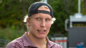 Patrik Laine var självsäker inför säsongsstarten – med all orsak. Patrik Laine sneglar åt sidan.