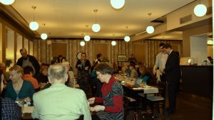 Restaurang Socis har också gått in för billigare hämtluncher under coronakrisen för att locka kunder. Bilden är en arkivbild. cher Många deltagare på mötet på Restaurang Socis i Karis.