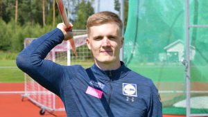 Oliver Helander visar upp högeraxeln. Oliver Helander tränar i Karis.