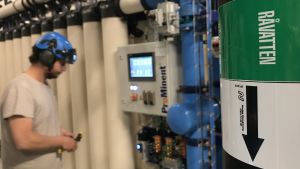 Bräckvattenverket använder beprövad teknik med membran och ultrafilter. Den omvända osmosen, själva avsaltningen, är det mest kritiska momentet i processen. Tekniker intill monitor i ett vattenreningsverk.