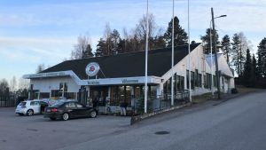Inte många kunder har synts till på blomsterhandlar i Borgå efter coronavirusutbrottet. En byggnad.