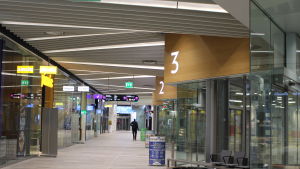 Mattby bussterminal vid metron. mattby bussterminal, utrymmet där passagerarna väntar på bussarna