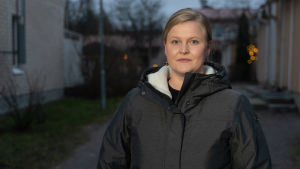 Sonja Kousunen forskar om privat utbildning och prepkurser. Hennes studier har visat att de som deltar i privata kurser har en bättre ekonomisk bakgrund. Kvinnlig forskare i mörk vinterjacka utomhus