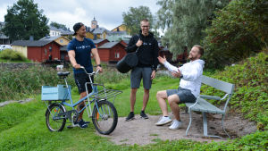 Att grunda företag innebär mycket jobb. "Vi har varit kompisar sedan lågstadiet. Fastän vi jobbar hittar vi stunder där vi skämtar och har roligt", säger Joel Karlsson. Pojkarna är vid ån, en av dem står med en gammal cykel, den andra skrattar och den tredje sitter på en bänk och gestikulerar.