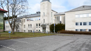 Så här tomma gapar de reserverade platserna utanför gamla Sockengården, medan alla andra parkeringsrutor är upptagna. Tomma parkeringsplatser utanför gamla Sockengården.