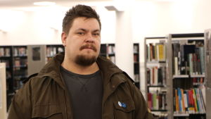 Mathias Rosenlund efterlyser ett sätt att kunna uppfylla fattiga barns önskemål snarare än att ifrågasätta varför barn önskar sig dyra saker. Mathias Rosenlund med brun jacka i ett bibliotek, tittande rakt in i kameran.