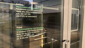 Aktia har skurit ner på sin service i Nickby. I juni 2019 slutade Sibbokontoret erbjuda kassatjänster, och från och med årsskiftet har de inte ett regelrätt bankkontor i kommunen. Dörr till banklokal där det står att man måste boka tid för en träff