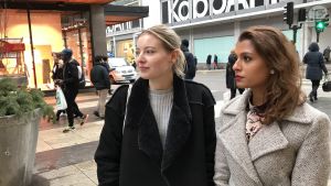 Lovisa Ingles och Samra Qazi. I bakgrunden det hörn som lastbilen körde in i. Lovisa Ingles och Samra Qazi på Drottninggatan i Stockholm.