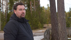 Mikael Lindberg är besviken över tjänstemännens sätt att kommunicera. Mikael Lindberg vid den tilltänkta platsen där rinken ska placeras.