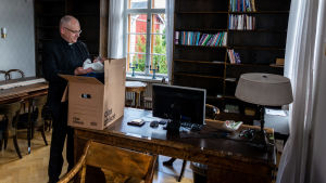 I flyttlådan hittades de kära muminmuggarna. Bo-Göran Åstrand vid en flyttlåda.