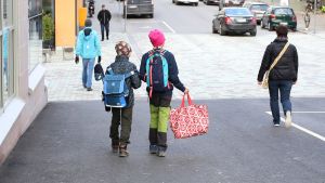 Bankkort kan vara bra att ha för att köpa mellanmål eller göra några andra små inköp. barn
