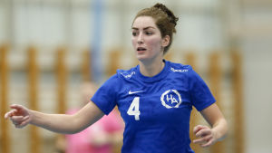Mariela Lönnqvist avgjorde i den sista sekunden mot SIF. Mariela Lönnqvist med armen i luften.