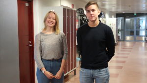 Erin Lindblom och Richard Simola går i Kimitoöns gymnasium. En ung man och kvinna står i en skolkorridor.