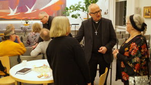 Margit Aromäki till höger, i samspråk med Harry S. Backström. Valdebatt i Nykarleby.