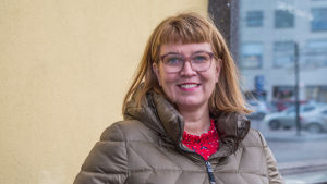 Mikaela Nylander, styrelseordfröande för Svenska Kulturfonden säger att Cupores forskning är startskottet för en viktig men svår diskussion. Leende kvinna står vid fönster