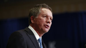Republikanen och Trumpkritikern John Kasich kommer att tala under demokraternas partikonvent. John Kasich, republikansk guvernör i Ohio, moderat konservativ och bitsk kritiker av Donald Trump.