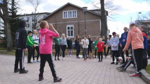 Dansare från Konstfabrikens dansskola dansar i Runebergsparken i Borgå 30.04.18