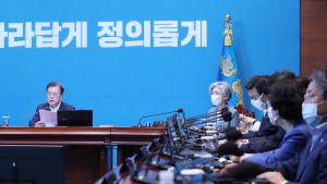 Sydkoreas president Moon Jae-In höll krismöte med regeringen efter att Nordkorea stängde den så kallade "heta linjen" mellan länderna. Sydkoreas president Moon Jae-In höll krismöte med regeringen efter att Nordkorea stängde den så kallade "heta linjen" mellan länderna.