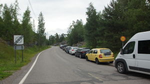 Bilar parkerade längs Kalkstrandsvägen har ställt till med besvär i flera år. Bilden är från 2018. bilar som är felparkerade på en trottoar