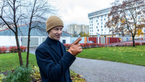 Dan Mollgren bland gammalt och nytt i Näse. Dan Mollgren bland nya och gamla byggnader.