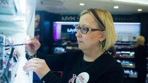 Saija Aromaa besegrade bröstcancern, men jobbet som butiksbiträde blev för tungt efter behandlingarna. Istället för sjukledighet erbjöds hon nya arbetsuppgifter som kundbetjänare vid ett varuhus, där hon fortfarande jobbar. Saija Aromaa arbetar vid konsmetikavdelningen på Sokos varuhus i Helsingfors.