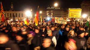 Muukalaisvastaisen Pegidan mielenosoituksissa on paljon tavallisia dresdeniläisiä. Äärioikeistolainen Pegida osoittaa mieltään Dresdenissä