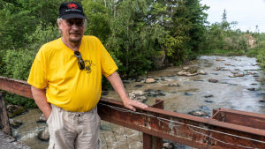 Mats Lönnfors har varit med om att iståndsätta Forsby å och Kvarnforsen vid hans gård. Mats Lönnfors.
