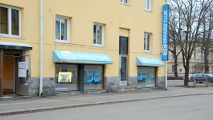 Driver's Club nekar till anklagelserna. En bilskola i nedervåningen av ett gult hus.
