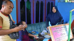 Inträdet till Färgernas by är bara ungefär 20 cent. För invånarna är det en avsevärd summa. Man betalar inträdesavgift vid ingången till en slum i Malang, Indonesien