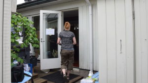 Heidi Jousmaa går in genom den temporära ingången till motellets reception och bar. Ännu återstår mycket städjobb. Efter att försäkringsbolaget är klar med sin utredning väntar omfattande rivnings- och återuppbyggnadsarbeten. En kvinna går in genom en dörr. En hel del grejer (tillfälligt) uppradade utanför.