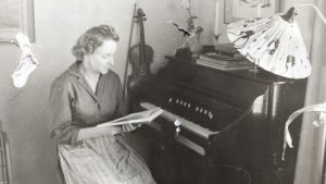 Allt annat än slit och släng. Sirkka-Liisa vid sitt piano. Sirkka-Liisa Miettinen vid sitt piano.