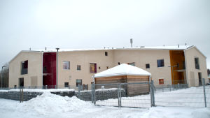 Daghemmet Labans tre avdelningar finns i dag i Ojaniittuhuset. Förskolan finns i anslutning till Solbrinkens skola. En beige, rätt så nybyggd byggnad. Huset är omgärdat med ett stängsel och marken är täckt av snö.