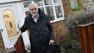 Jeremy Corbyn går hemifrån inför onsdagens debatt. Labourledaren Jeremy Corbyn utanför sitt hem i London.