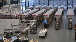 Stadsbibliotekets sal är ljus och lätt att studera och läsa i. Salen i Borgå stadsbibliotek.