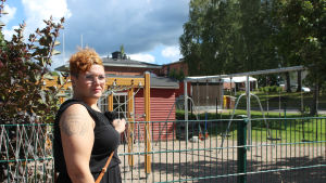 Jenna Nyman trodde först att sonen inte kan gå på dagis med sina astmasymtom. kvinna i svart sommarklänning